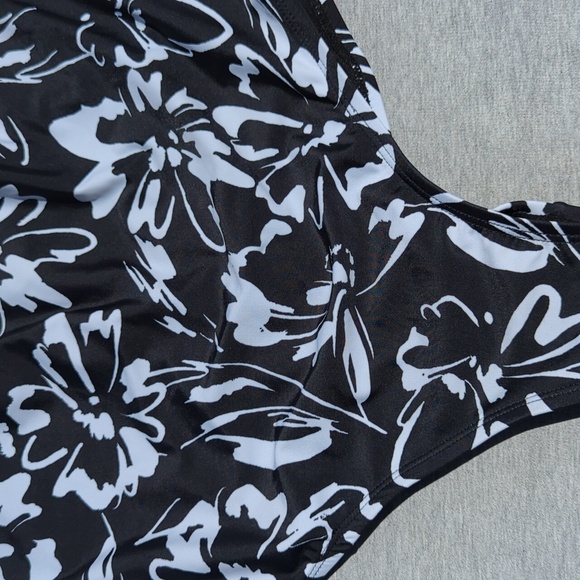 Hurley black and white one piece swimsuit size XXL - Picture 2 of 8